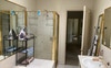 Big Shower & bathroom with all araund mirrors 
